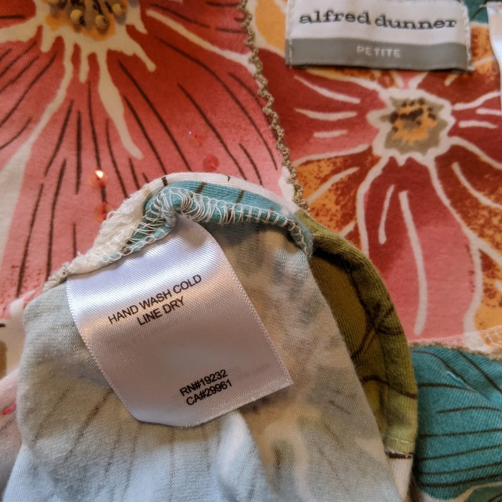 Alfred‎ Dunner floral v-neck t-shirt
